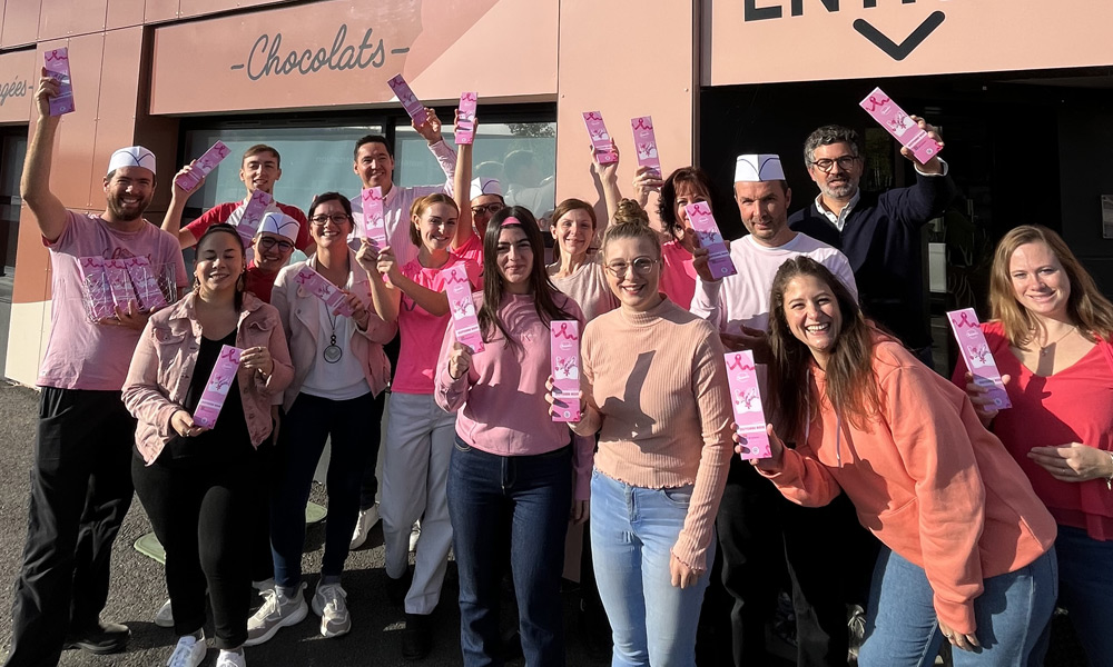 L'équipe Chocodic avec les tablettes de chocolats pour Octobre Rose dont une partie des revenus a été reversées à la ligue contre le cancer